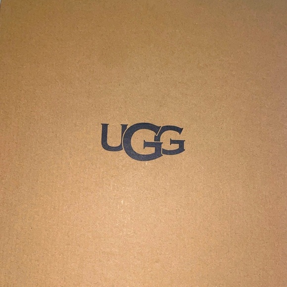 Classic 
Ultra Mini Ugg 
Sand 
Size 8 
Never worn
New with tags and box - Picture 8 of 8